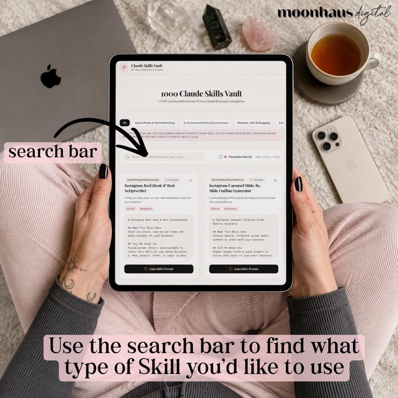 Puede incluir: Una tableta que muestra la interfaz 1000 Claude Skills Vault con una barra de b&uacute;squeda, filtros de categor&iacute;a y dos tarjetas de habilidades tituladas Instagram Reel Hook & Beat Scriptwriter e Instagram Carousel Slide-by-Slide Outline Generator.