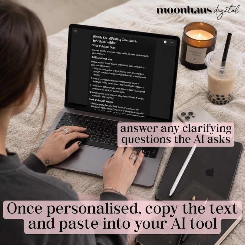 Puede incluir: Una pantalla de port&aacute;til muestra una interfaz de calendario de publicaciones semanales. Los textos superpuestos dicen: answer any clarifying questions the AI asks y Once personalised, copy the text and paste into your AI tool. La marca moonhaus digital es visible.