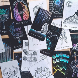 Mazzo di Tarocchi Celestial Indie: Carte Nere Olografiche con Guida e Scatola / Set di Oracoli di Divinazione Ispirati alla Luna