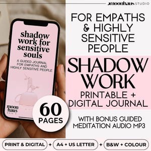 Puede incluir: Un diario digital llamado "Shadow Work for Sensitive Souls" para personas sensibles, mostrado en un smartphone. El diario tiene 60 páginas e incluye audio de meditación guiada. Disponible en formatos impreso y digital.