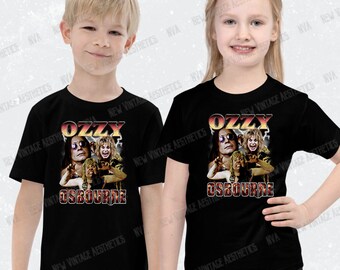 Metal Kids Ozzy Osbourne 0 bis 24 Monate Schwarz & Hellrosa offizielles Band-Merch - Baby T-Shirt Ozzy Baby Größen von 56 bis 86 Metal Kids Ozzy Osbourne 0 bis 24 Monate Schwarz & Hellrosa offizielles Band-Merch - Baby T-Shirt Ozzy Baby Größen von 56 bis 86