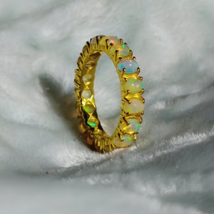 Anello a fascia eternità opale per donne/ Fedi nuziali opali/ Anello di fidanzamento opale/ Anello opale bianco/ Anello nuziale da sposa/ Anello portafortuna di ottobre