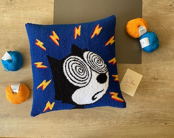 Punch Needle Pillow Cover: Felix the Cat Inspired, Vintage Horror Decor, 18x18 pillow case , Cosy Decorative Embroidered Cushion Cover