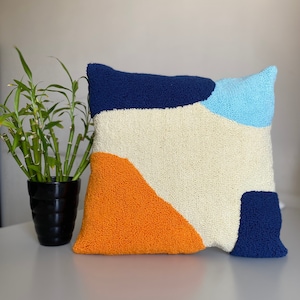 Handgemaakte kussensloop met punchnaald: abstract blauw, beige en oranje (16 x 16 inch)