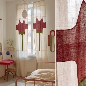 K&ouml;nnte beinhalten: Ein Paar cremewei&szlig;e Vorh&auml;nge mit einer gro&szlig;en, stilisierten roten Blumenapplikation mit gr&uuml;nem Stiel. Der Stoff weist eine sichtbare Webstruktur auf und das Design wiederholt sich auf beiden Bahnen, die an einer wei&szlig;en Stange vor einem Fenster h&auml;ngen.