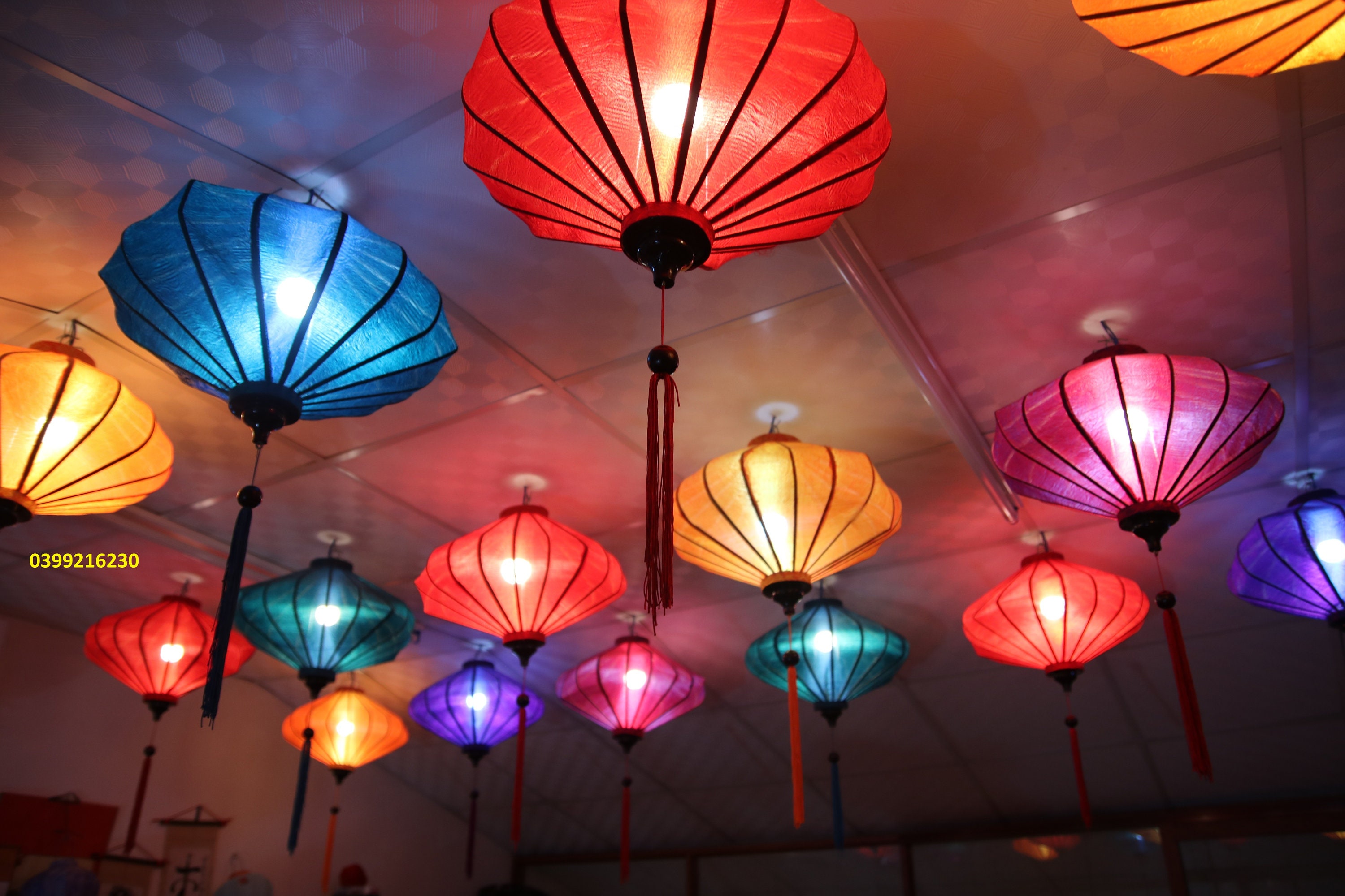 jardin vacances intérieur cour décoration asiatique traditionnelle Lot de 4 lanternes vietnamiennes en soie de bambou rouge 35,6 cm lampe haïenne vietnam lustres en rotin décoration de mariage extérieur