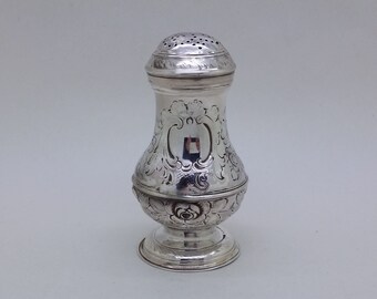 Vaso per pepe floreale con balaustra in argento sterling Giorgio II del 1739, con marchio di garanzia Londra