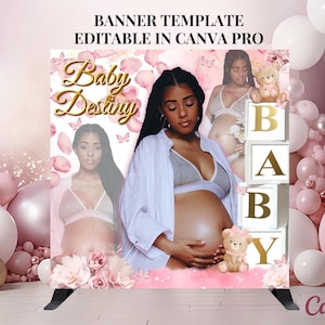 Könnte beinhalten: Ein rosa-weißer Babyparty-Hintergrund mit einer schwangeren Frau in der Mitte. Der Hintergrund zeigt ein Blumenmuster, Schmetterlinge und den Text "Baby Destiny". Außerdem gibt es weiße Blöcke mit goldenen Buchstaben, die "BABY" buchstabieren.