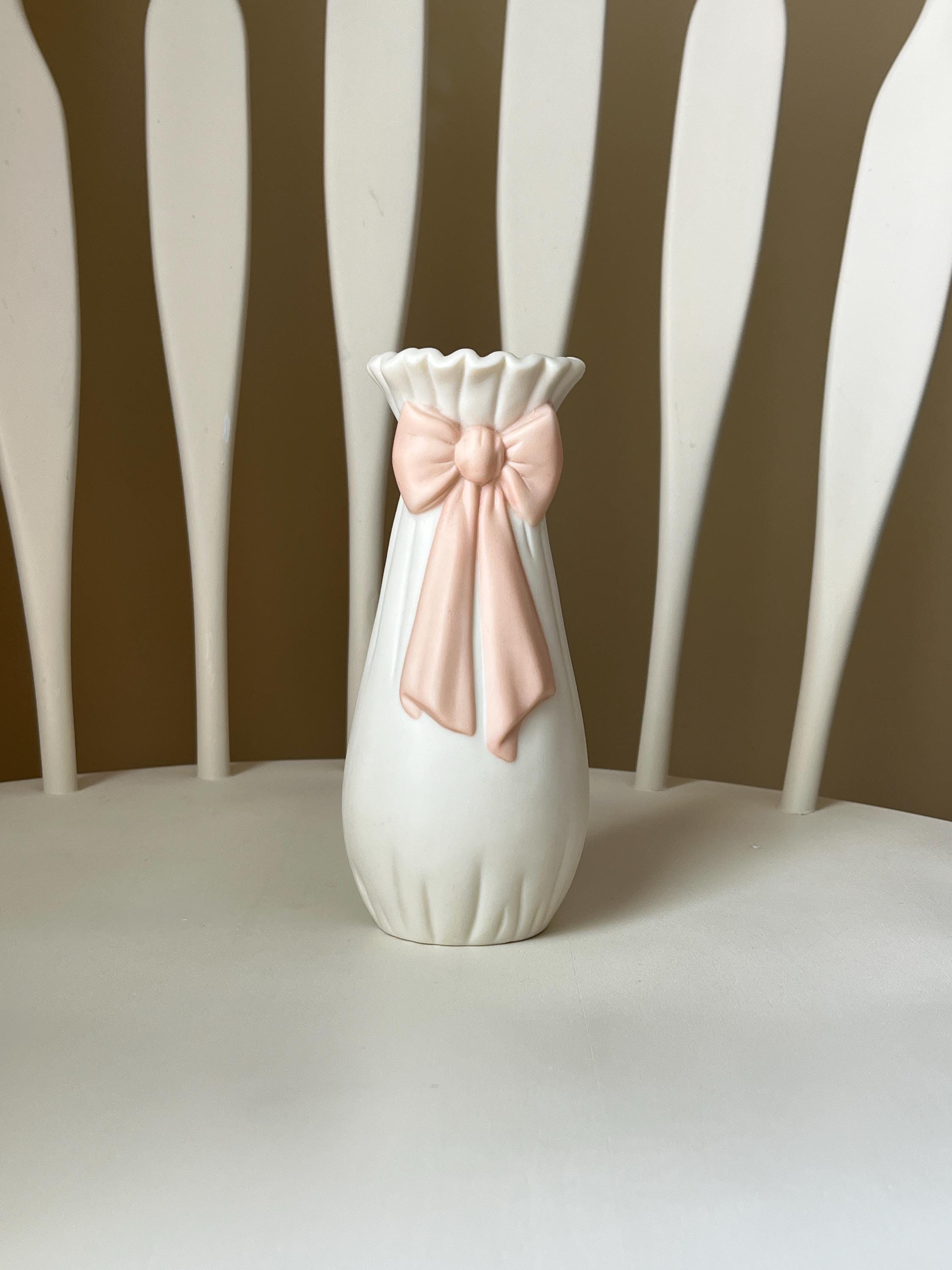 アンティーク雑貨 AVON Gift Collection Soft Bow Bud Vase AVON Gift Collection Soft Bow Bud Vase 【公式通販】