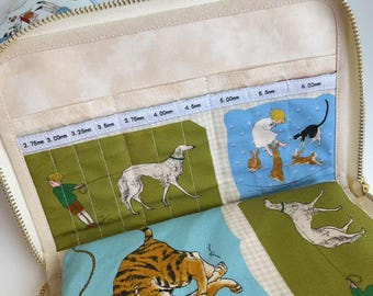 Estuche para agujas de tejer hecho a mano: tela japonesa con ilustraciones caprichosas