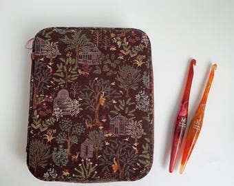 Estuche para ganchillos Pink Twilight Forest / Bolsa con cremallera hecha a mano Furls, organizador de viaje