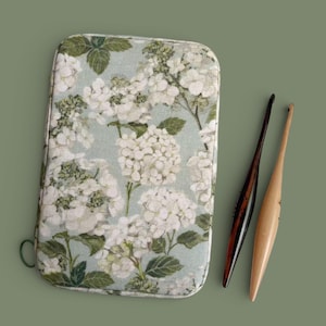 Handgjord olivhortensior virknålsetui: Furls Clover dragkedja påse reseorganisatör