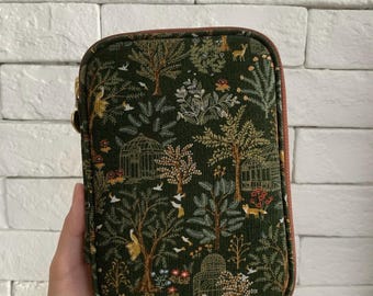 Estuche con cremallera Bosque Crepuscular: Organizador de tela verde hecho a mano