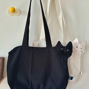 Whimsical Kitty Tote: Handbestickte Schultertasche | Geschenk für Katzenbesitzerin