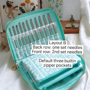 K&ouml;nnte beinhalten: Ein mintgr&uuml;nes Etui mit Rei&szlig;verschluss, das zwei Reihen von Metallstricknadeln mit Gr&ouml;&szlig;enbeschriftung und drei integrierte Rei&szlig;verschlusstaschen enth&auml;lt. Der Text lautet: Layout B, Back row: one set needles, Front row: 2nd set needles, Default three builtin zipper pockets.