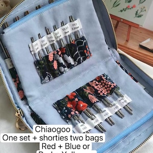 K&ouml;nnte beinhalten: Ein hellblaues Etui mit Rei&szlig;verschluss und zwei Stofforganisatoren mit Blumenmuster, die Stricknadelspitzen aus Metall mit US-Gr&ouml;&szlig;en 0 bis 7 und metrischen Gr&ouml;&szlig;en 2mm bis 4.5mm enthalten. Text: Chiaogoo One set + shorties two bags Red + Blue or Red + Yellow or Blue + Yellow.