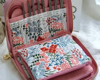 Estuche para agujas de tejer intercambiables hecho a mano con bordado Pink Blushing Meadow / Regalo para tejedores