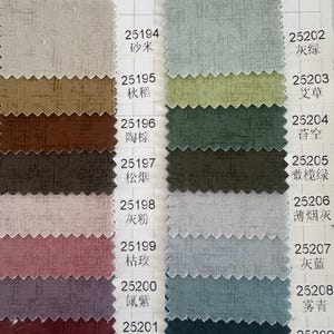 Puede incluir: Una tarjeta de muestras de tela con dos columnas de dieciséis piezas textiles cuadradas con bordes dentados. Cada muestra presenta un patrón texturizado de líneas cruzadas en varios colores, incluyendo beige, marrón, rosa, morado, verde, gris y azul.