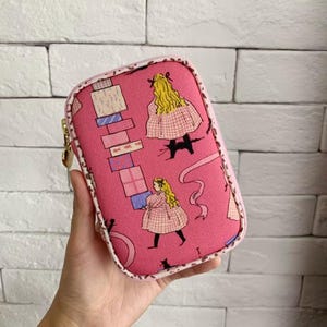 Presentes de Princesa | Bolsa com Estampa de Menina Rosa Feita à Mão | Bolsa com Zíper Estilo Livro de Histórias para Cartões e Itens Pequenos | Mini Porta-Cartões para Joias e Viagem