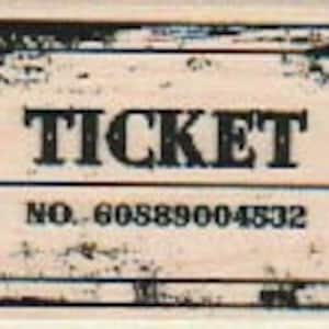 Puede incluir: Un billete de estilo vintage con la palabra "TICKET" impresa en negro y el número "60589004532" impreso debajo. El billete tiene un aspecto desgastado y viejo y está impreso sobre un fondo marrón claro.