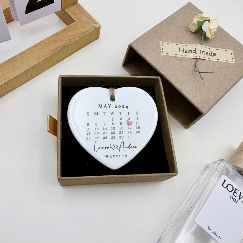 Married Ornament, Wedding Date ornament, Wedding Gift, Newlywed Gift, Calendar, Anniversary Gift, Engagement Gift, Ceramic Heart, Keepsake Gift Box