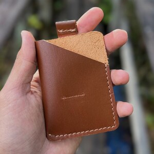 Funda de tarjeta de crédito de cuero, billetera minimalista para hombres y mujeres, cuero de color canela vegetal, titular de tarjeta de crédito hecha a mano, billetera de manga