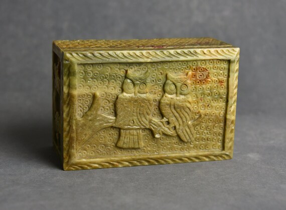 A fabulous carved stone trinket box with owls and… - image 1