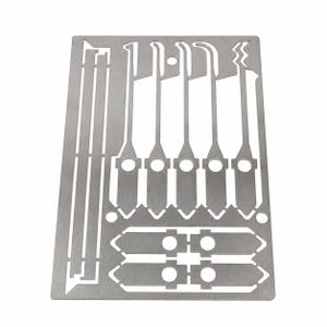 Op de afbeelding: Een rechthoekige zilverkleurige metalen plaat ter grootte van een creditcard met een reeks lasergesneden lockpick-gereedschappen. De set bevat vijf verschillende haak- en harkpicks, twee spansleutels en twee extra platte metalen onderdelen.