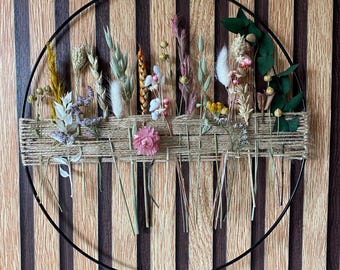 Anillo artesanal de flores secas estilo bohemio: elegante decoración de pared con hermosas flores secas. Perfecto como elemento decorativo minimalista inspirado en la naturaleza.