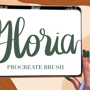Puede incluir: Una tableta digital que muestra la palabra "Gloria" en una fuente verde cursiva. El texto "Procreate Brush" se muestra debajo de la palabra. Una mano sostiene un lápiz óptico cerca de la tableta.