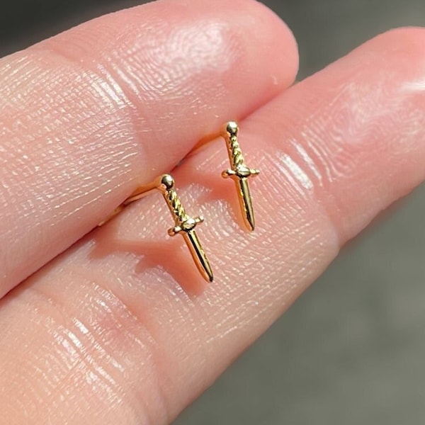 Dagger Stud Earring Pair / Minimalista Tiny Pirate Sword Real 24k Gold Plated 925 Sterling Silver Pair Pendientes / Vermeil Studs
