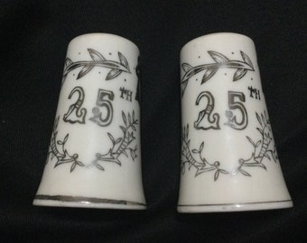 California Fine Enterprises Kitschy Cute 50s Fall Kitchen Decor Vintage 1957 USA Pottery Squirrel /& Acorns Salt Pepper Shaker Set