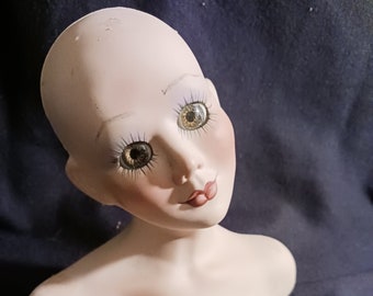 Buste de tête de poupée « Lady » aux yeux en verre de porcelaine vintage