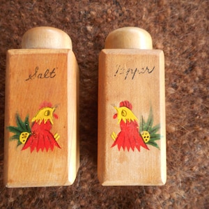 Wooden vintage rooster salt and pepper shakers colorful hard to find