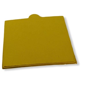 以下が含まれることがあります： ケーキやペストリーを支えるために使用される、金色の厚紙製のケーキサークル。ケーキが滑り落ちないように、わずかに盛り上がった縁があります。