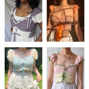 Puede incluir: Se muestran cuatro tops de cors&eacute; de ganchillo de diferentes colores. Los tops incluyen un top morado y blanco con lazos de cinta, un top naranja con una cinta de sat&eacute;n, un top azul y blanco y un top rosa y amarillo. El texto "WIND CORSET TOP" est&aacute; en la parte inferior.