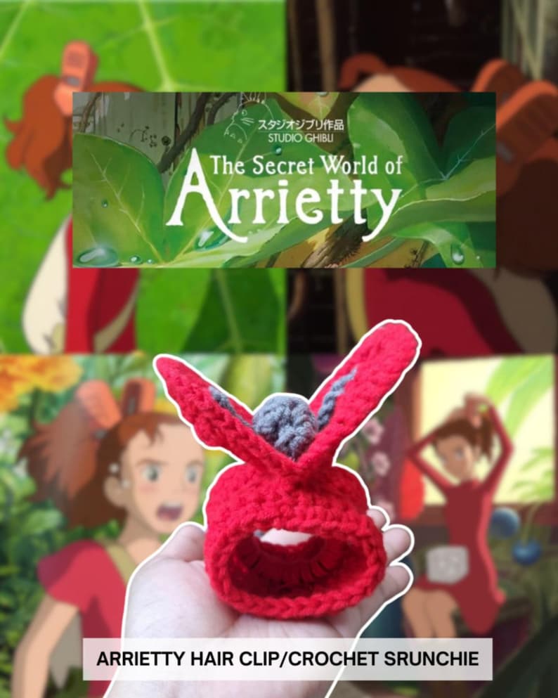 Puede incluir: Un coletero o pinza para el pelo rojo de ganchillo con detalles grises, con forma de orejas de conejo, se sostiene en una mano. El texto "ARRIETTY HAIR CLIP/CROCHET SRUNCHIE" es visible. El fondo presenta im&aacute;genes de "Arrietty y el mundo de los diminutos".