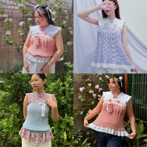 Puede incluir: Colecci&oacute;n de tops de ganchillo hechos a mano en varios colores, incluyendo rosa, azul y blanco. Los tops sin mangas presentan detalles decorativos y un dobladillo con volantes. El texto "MOON JELLYFISH TOP" se muestra en la parte inferior.