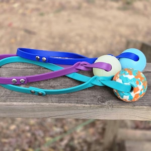 Puede incluir: Una taza de cerámica blanca con un asa negra y el texto "But First, Coffee" en negrita negra. La taza se encuentra sobre un fondo neutro, resaltando su diseño simple.