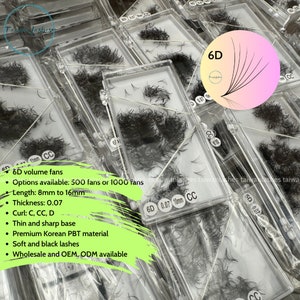 Puede incluir: Primer plano de una bandeja de plástico transparente llena de extensiones de pestañas negras. La bandeja está etiquetada con "6D 0.07 10mm CC". El texto "6D volume fans" es visible en la esquina inferior izquierda de la imagen. El texto "Opciones disponibles: 500 fans o 1000 fans" también es visible. El texto "Longitud: 8 mm a 16 mm" es visible. El texto "Grosor: 0.07" es visible. El texto "Curvatura: C, CC, D" es visible. El texto "Base fina y afilada" es visible. El texto "Material PBT coreano de primera calidad" es visible. El texto "Pestañas suaves y negras" es visible. El texto "Venta al por mayor y OEM, ODM disponibles" es visible.