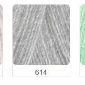 Puede incluir: Tres madejas de hilo en fila, cada una en un marco cuadrado. Los colores del hilo son blanco roto (599), gris (614) y verde claro (842). Cada marco tiene un n&uacute;mero en la parte inferior.