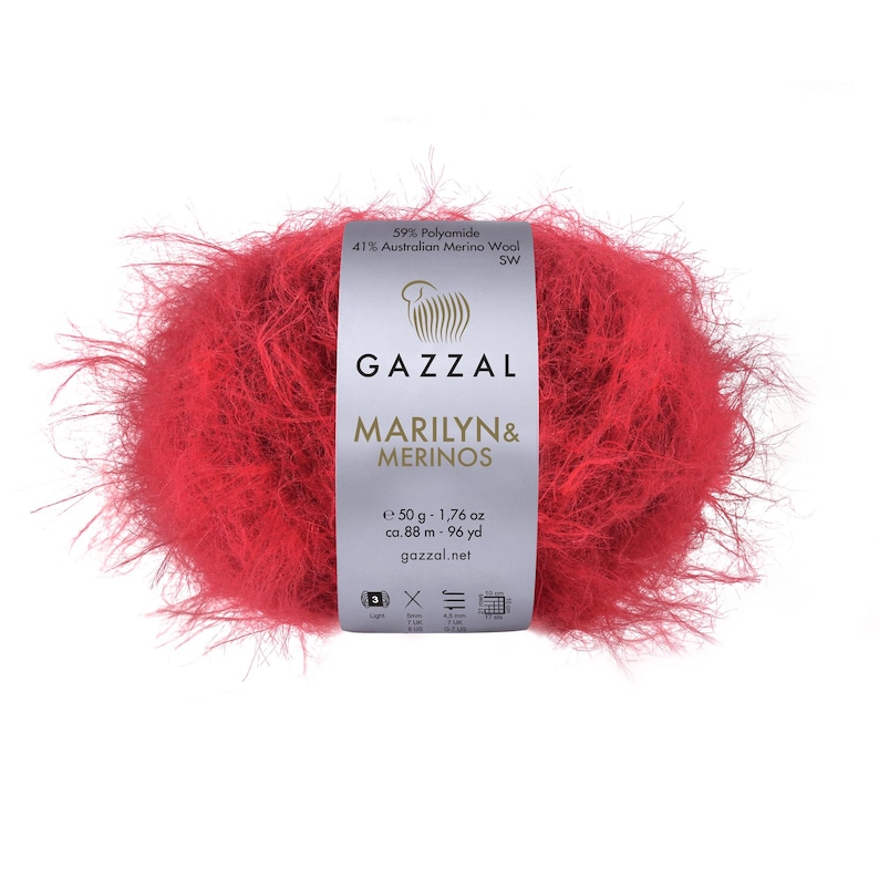 Puede incluir: Ovillo de lana rojo con textura suave y esponjosa. La etiqueta muestra "GAZZAL MARILYN & MERINOS" e indica la composici&oacute;n: 59% poliamida y 41% lana merino australiana. El ovillo pesa 50 g y mide unos 88 m.