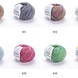 Op de afbeelding: Acht bollen garen in verschillende kleuren, waaronder bruin, grijs, veelkleurig en oranje. Elke bol heeft een label met "jeans tropical" en een nummer van 610 tot 617.