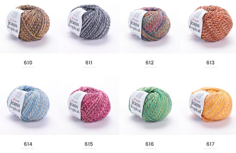 Op de afbeelding: Acht bollen garen in verschillende kleuren, waaronder bruin, grijs, veelkleurig en oranje. Elke bol heeft een label met "jeans tropical" en een nummer van 610 tot 617.