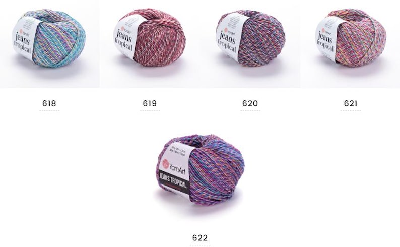 Op de afbeelding: Vijf bollen garen in verschillende kleuren, met het label "Jeans Tropical" en de nummers 618, 619, 620, 621 en 622. De garenkleuren zijn onder meer blauw, paars, roze en blauwgroen. Het garen is waarschijnlijk voor brei- of haakprojecten.