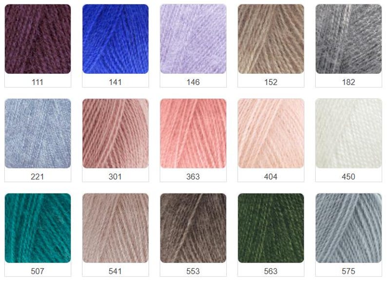 Puede incluir: Una colecci&oacute;n de madejas de hilo en varios colores, incluyendo tonos de morado, azul, rosa y verde. Cada madeja est&aacute; etiquetada con un n&uacute;mero, como 111, 141 y 146. El hilo parece suave y esponjoso, ideal para proyectos de tejido o ganchillo.