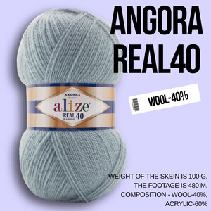 Puede incluir: Ovillo de lana Angora Real 40 azul claro. La etiqueta dice "Alize" y "Real 40". El texto "WOOL-40%" est&aacute; en una etiqueta separada. El texto indica un peso de 100 g, un metraje de 480 m y una composici&oacute;n de 40% lana y 60% acr&iacute;lico.