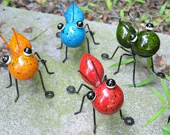 garden mile® Hanging Garden Metal Ant Ornament Wall Clinger 1, Medium Ant Reclaimed Metal Garden Hanger Decoration Insect Sculpture Bug Fence Crawler Decking and Patio Vertical Wall Sculptures