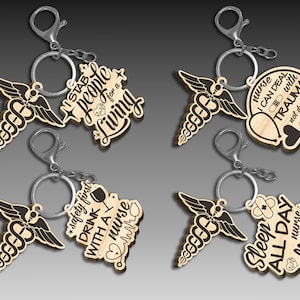 Può includere: Set di cinque portachiavi in legno con un design di caduceo medico e vari detti a tema infermieristico. I detti includono "Pungo le persone per vivere", "Sicurezza prima di tutto, bevi con un'infermiera", "Infermiera, posso gestire il trauma, non il dramma", e "Dormi tutto il giorno, infermiera tutta la notte".