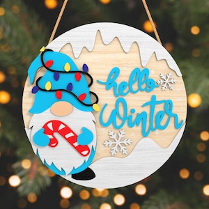 Hallo Winter-Türschild Laser Cut-Dateien, Gnome Türschild SVG, Weihnachtsbeleuchtung SVG, Willkommensschild SVG, Weihnachtsgeschenk SVG, Glowforge Datei
